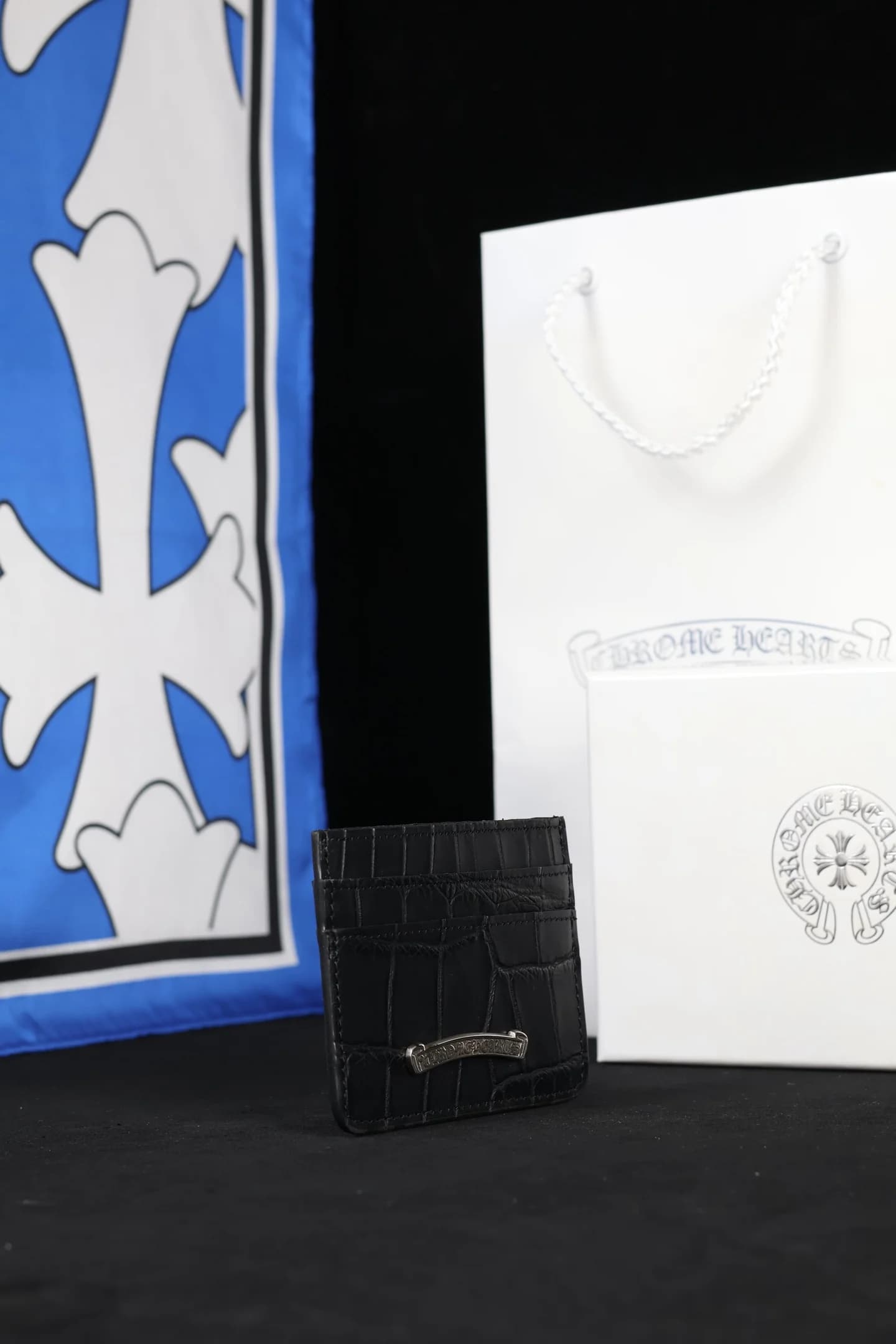 Черный картхолдер из кожи крокодила Chrome Hearts в ракурсе три четверти