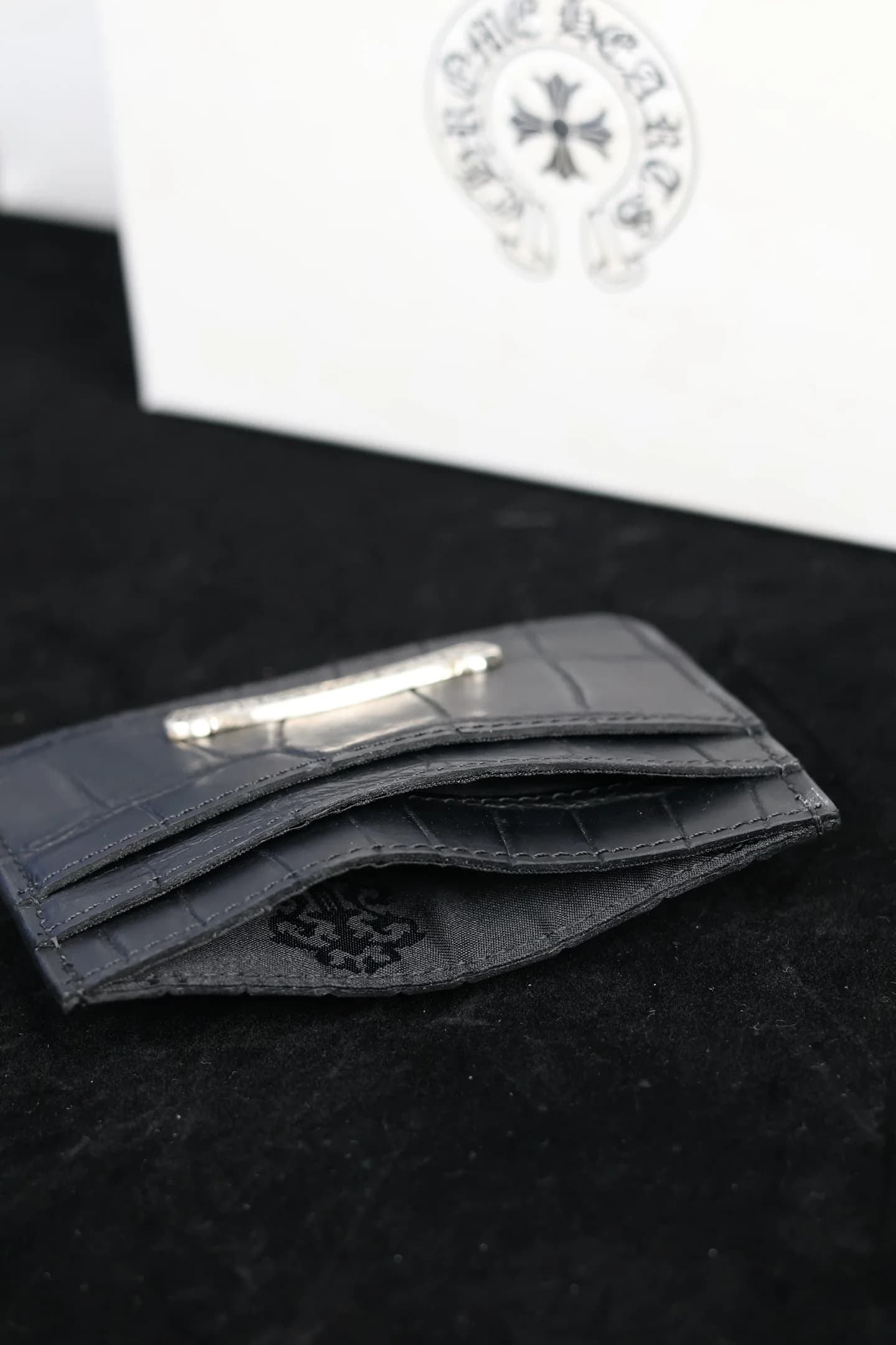 Вид на центральное отделение картхолдера Chrome Hearts с фирменной подкладкой