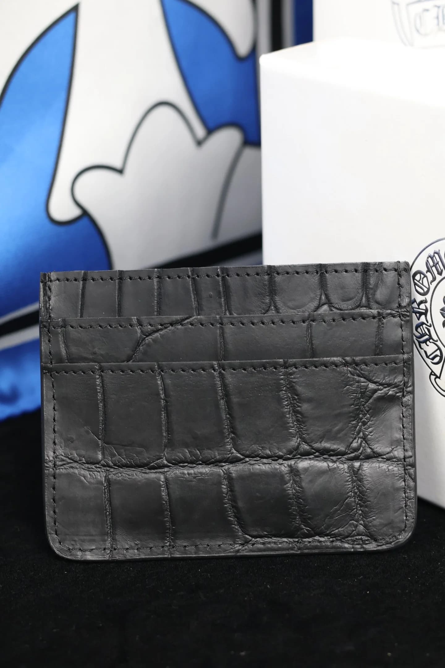Фактурная кожа крокодила на обратной стороне картхолдера Chrome Hearts