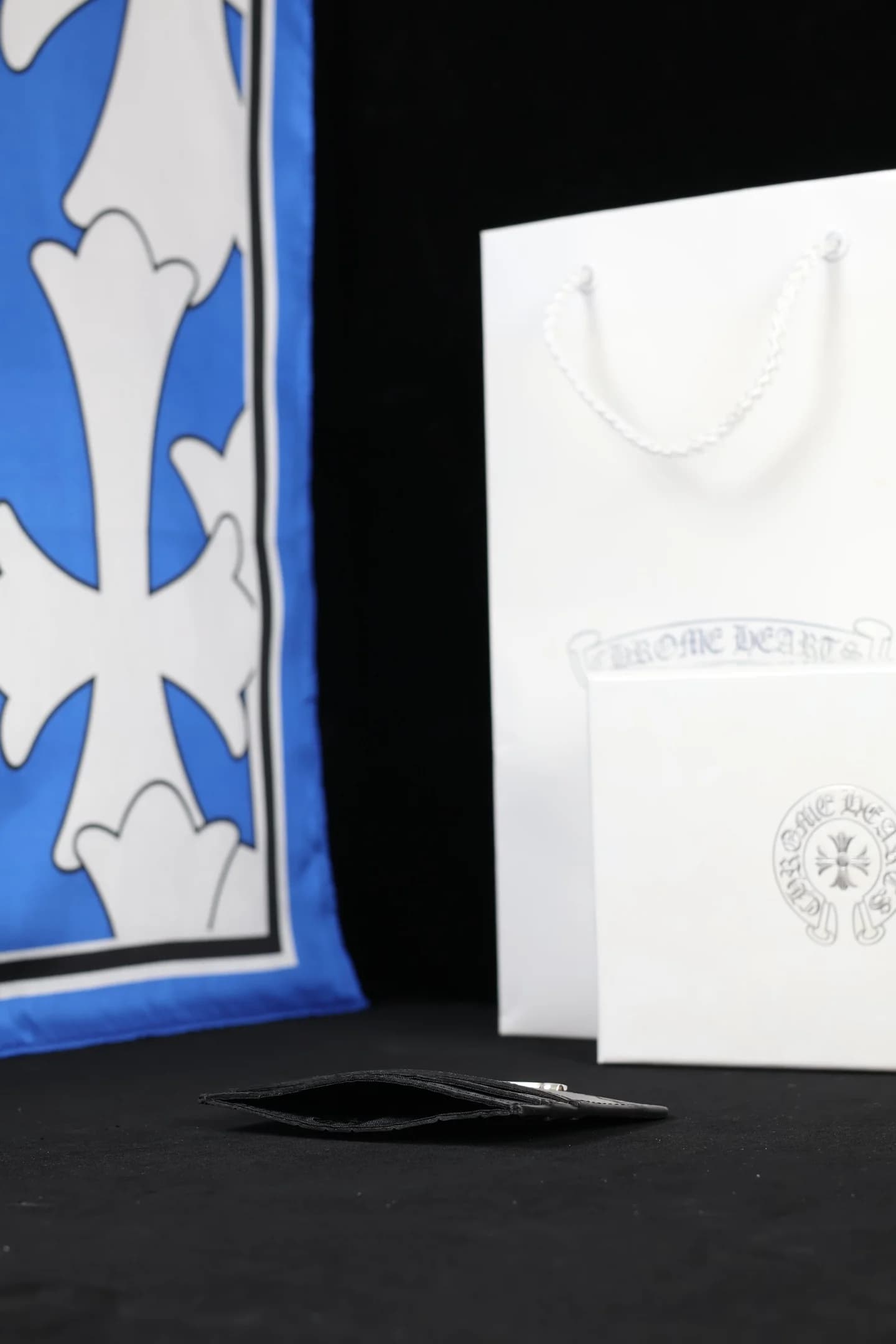 Тонкий профиль черного картхолдера Chrome Hearts