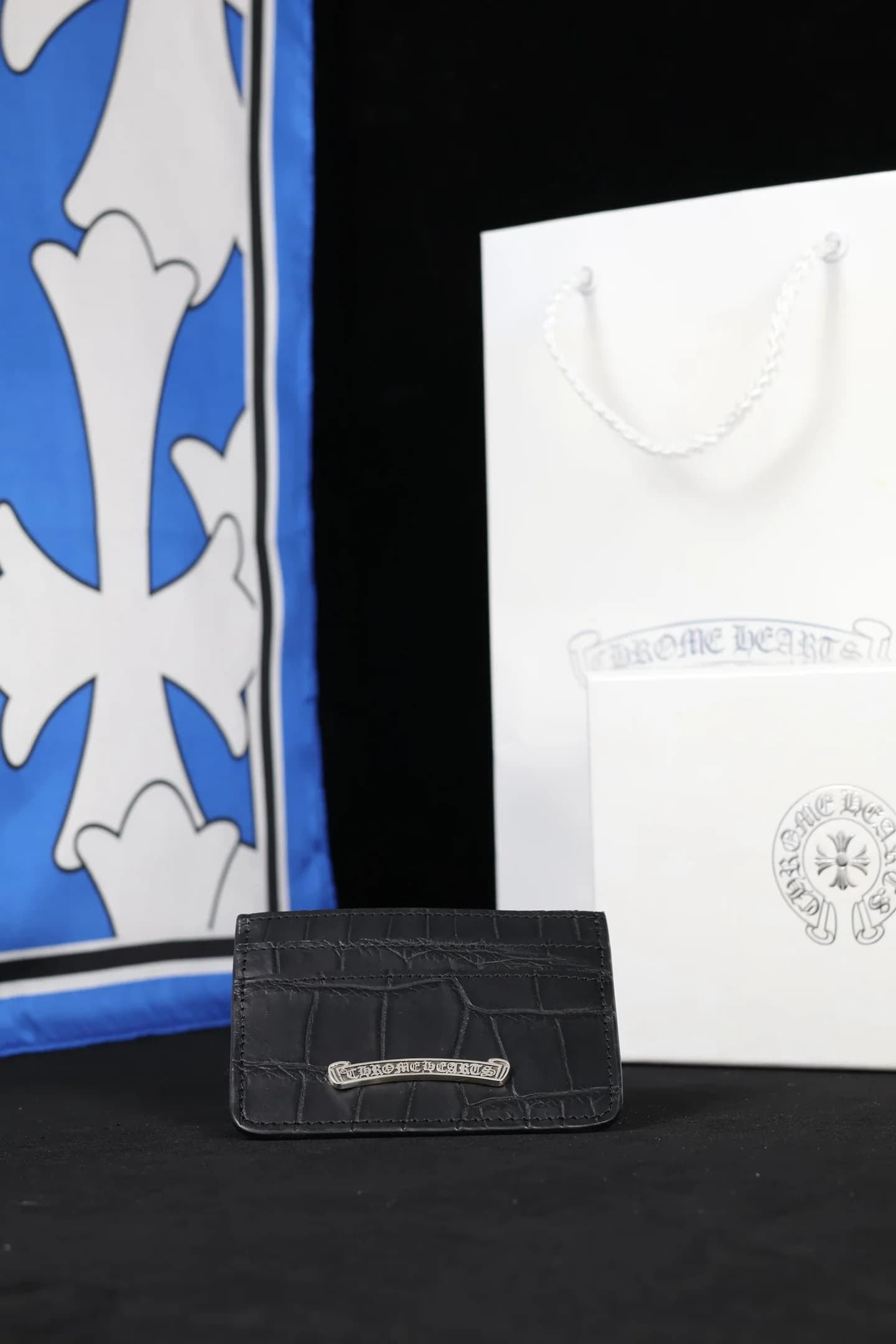 Черный картхолдер Chrome Hearts рядом с фирменной коробкой и пакетом
