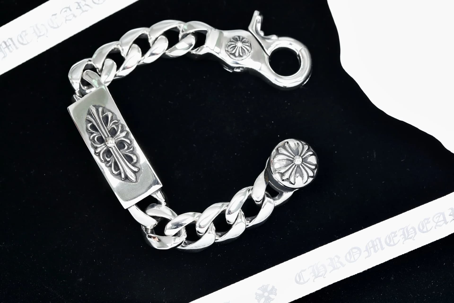 Серебряный браслет-цепь с пластиной Floral Cross и карабином на чёрном фоне