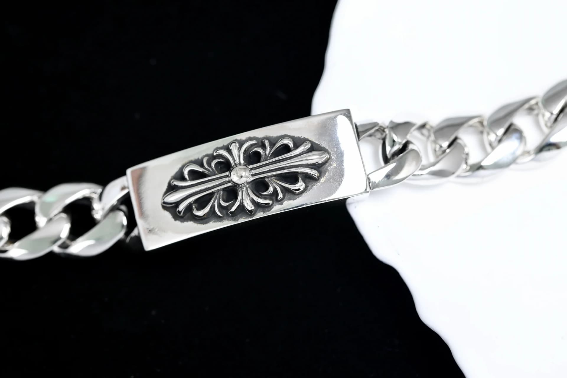 Крупный план центральной пластины с рельефным орнаментом Floral Cross