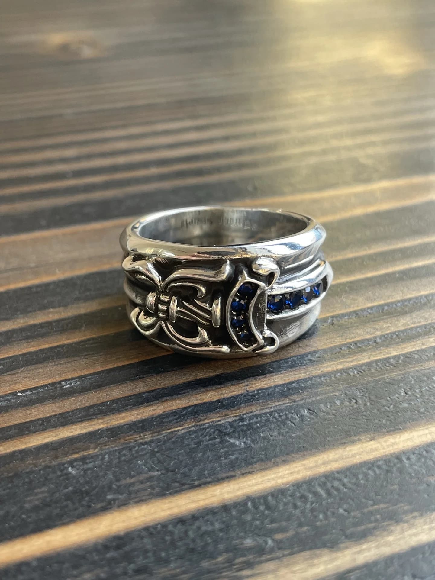 Кольцо Chrome Hearts Dagger из серебра 925 пробы с инкрустацией камнями, вид спереди