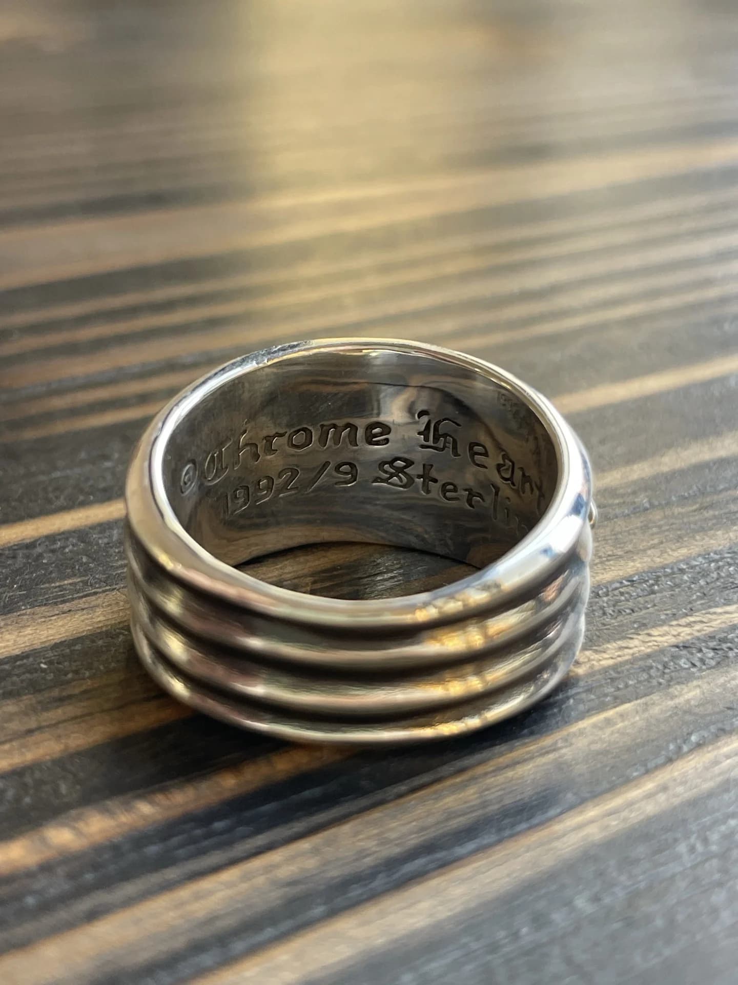 Внутренняя сторона кольца Chrome Hearts с гравировкой бренда и пробы 925 Sterling