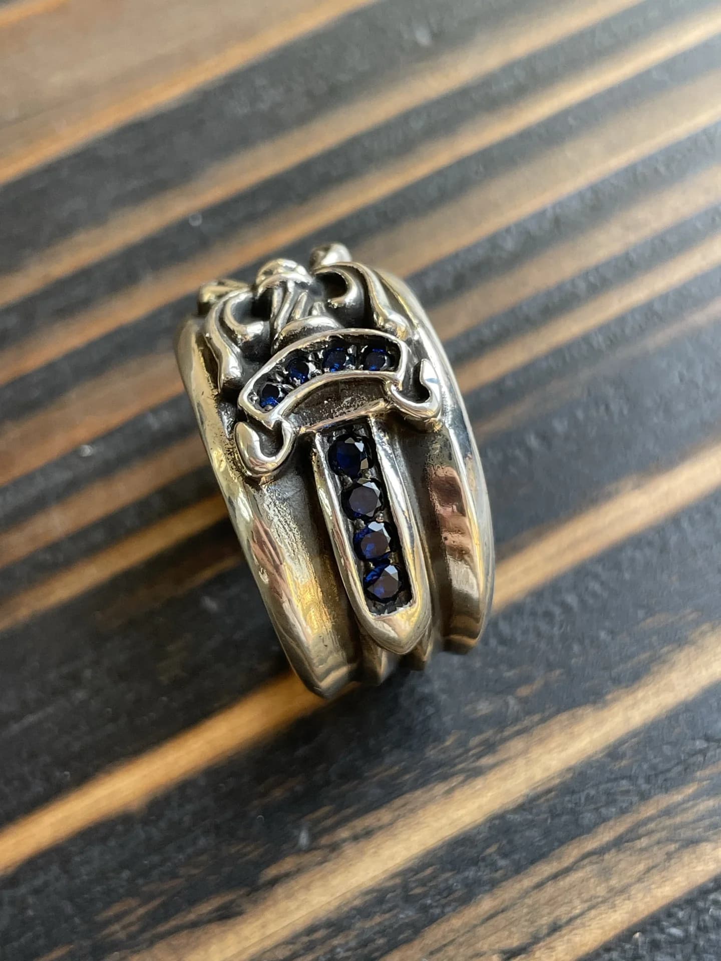 Детализация инкрустации синими бриллиантами на кольце Chrome Hearts Dagger