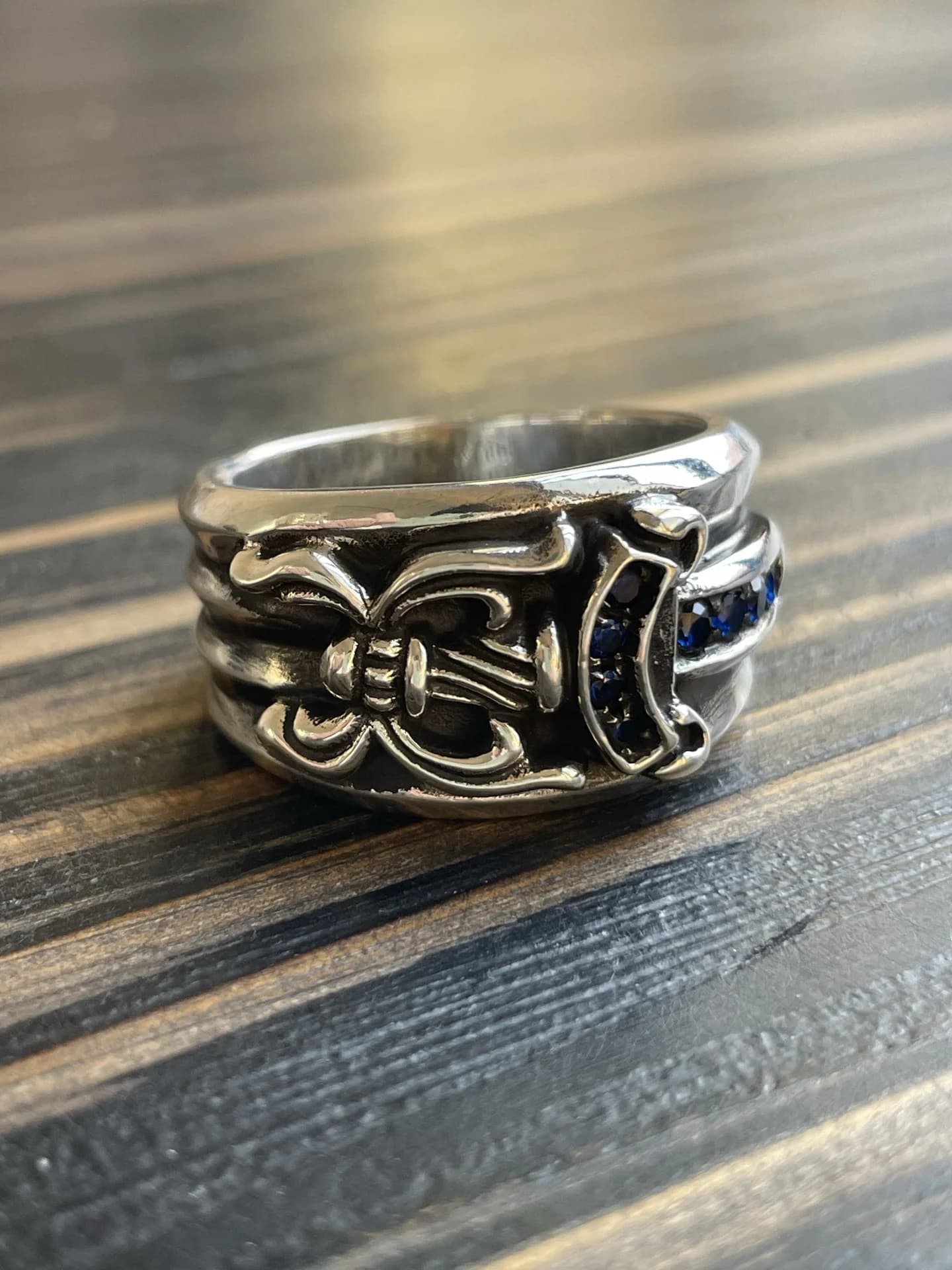 Фронтальный вид массивного кольца Chrome Hearts Dagger с синими бриллиантами