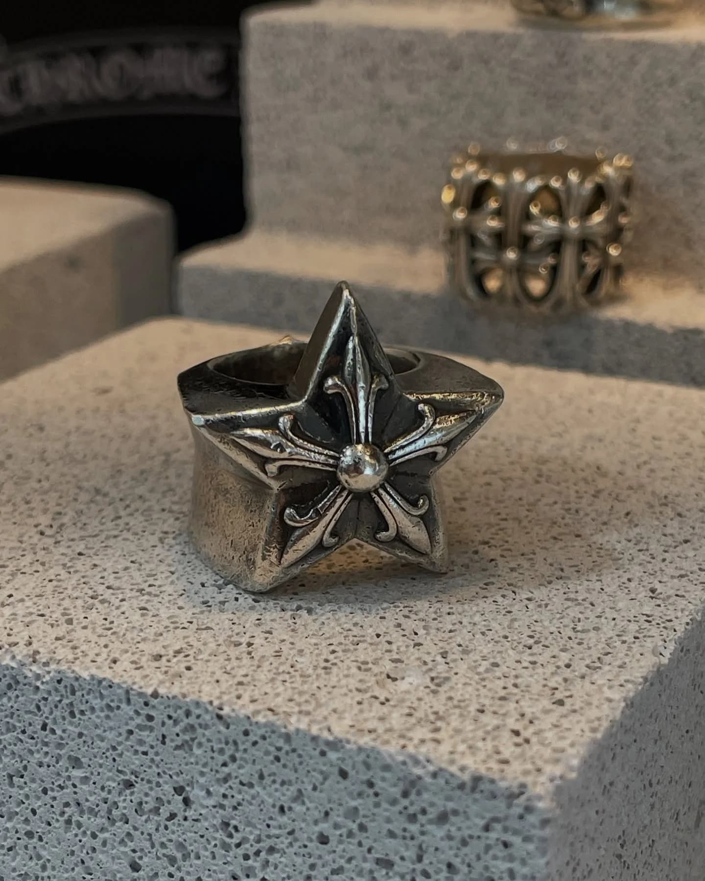 Серебряное кольцо Chrome Hearts Five Point Star со звездой на каменной подставке