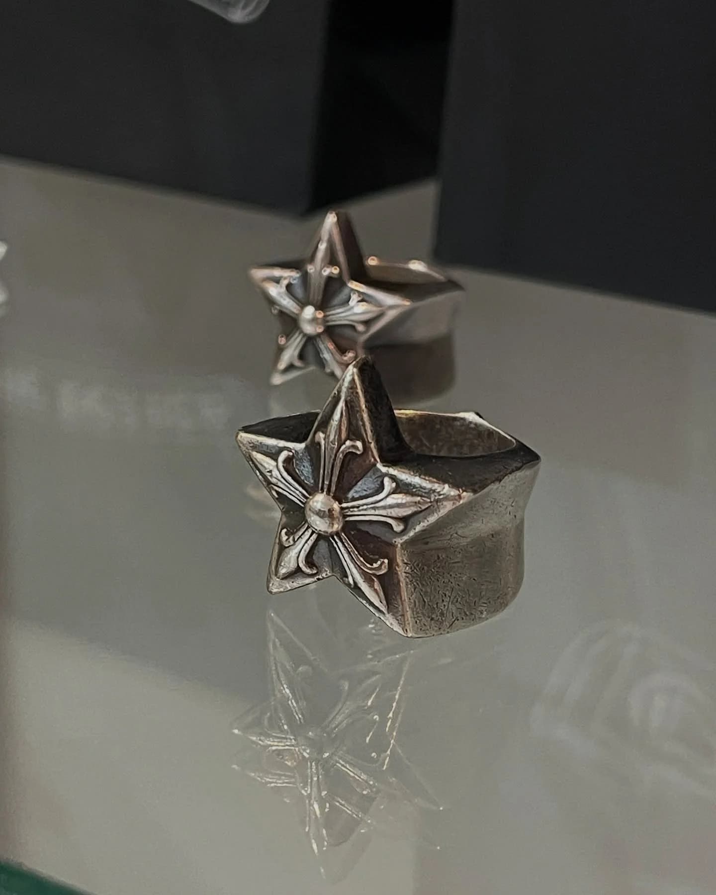 Кольца со звездой Chrome Hearts Five Point Star на стеклянной витрине
