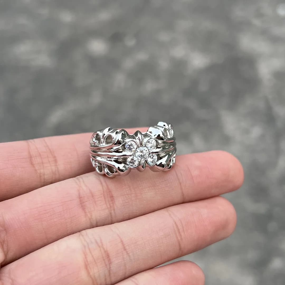 Кольцо Chrome Hearts K&T из серебра с камнями на пальцах руки