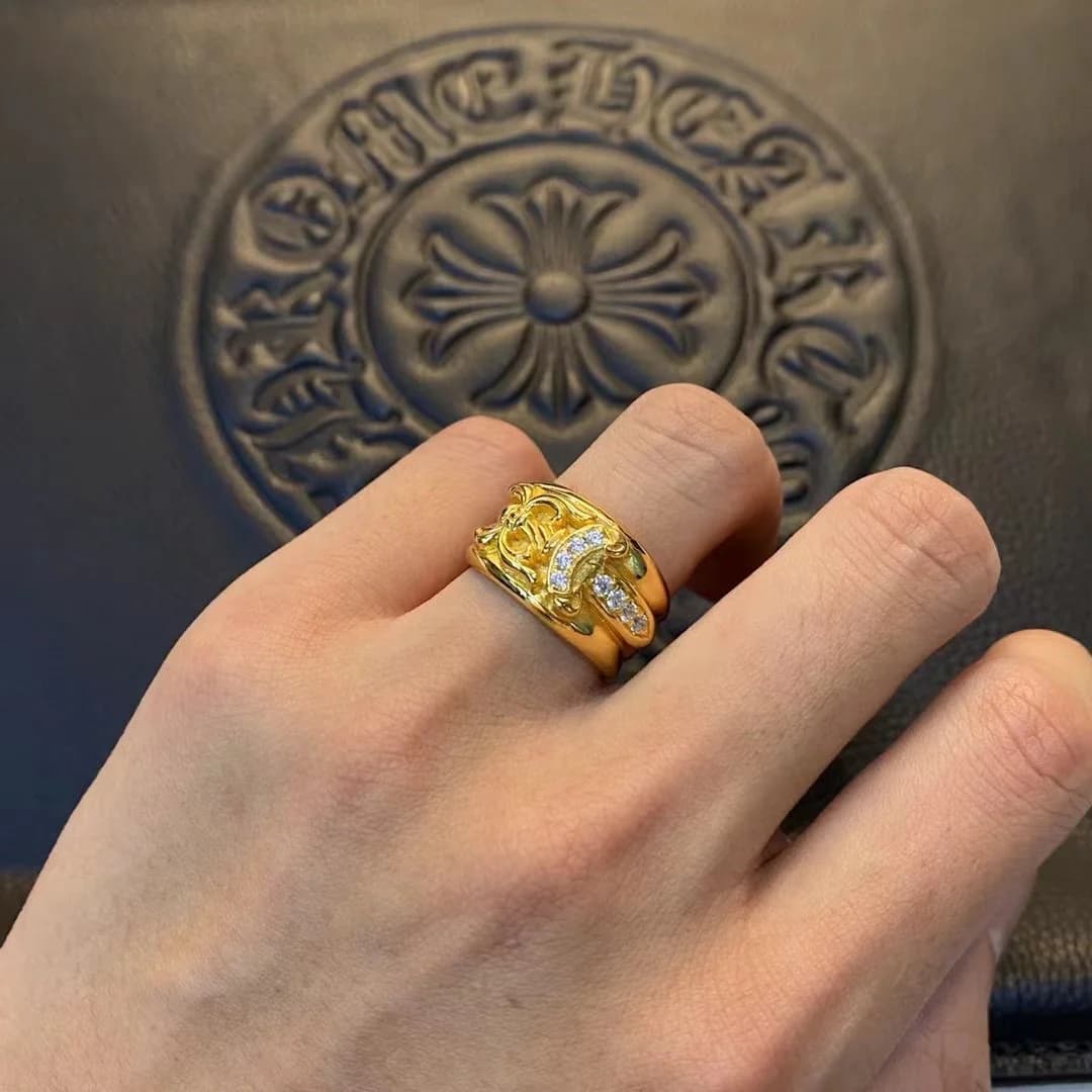 Кольцо Chrome Hearts Dagger с бриллиантами на руке