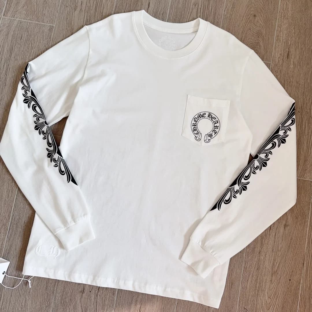 Белый лонгслив Chrome Hearts с принтом, вид спереди под углом