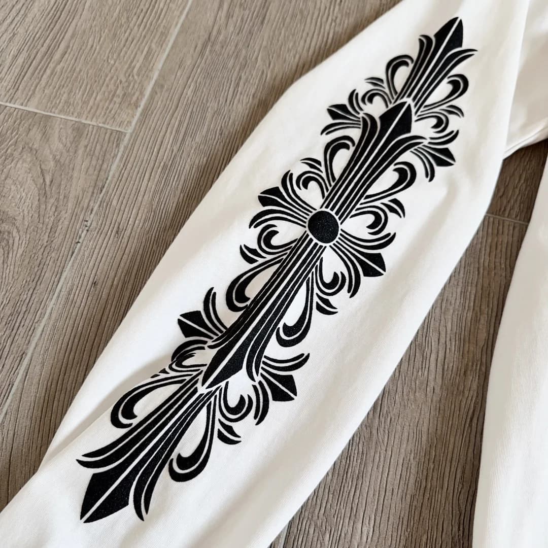 Принт с готическим узором на рукаве лонгслива Chrome Hearts