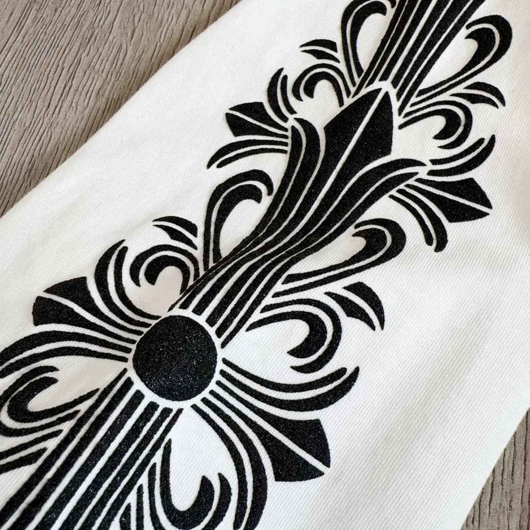 Деталь принта на рукаве лонгслива Chrome Hearts