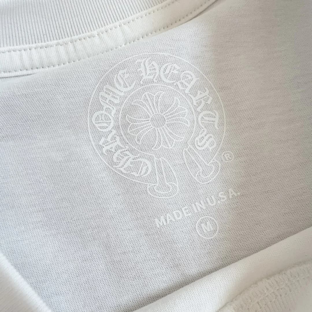 Внутренний принт с размером и брендом на горловине лонгслива Chrome Hearts