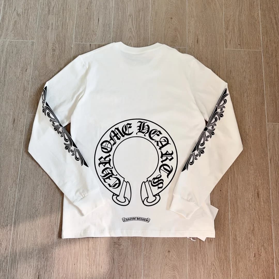 Белый лонгслив Chrome Hearts с принтом, вид со спины