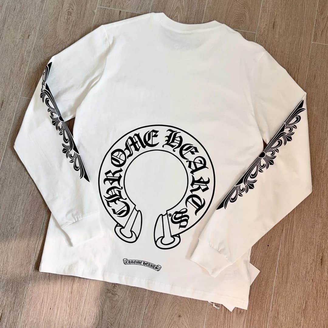 Белый лонгслив Chrome Hearts с принтом, вид со спины под углом
