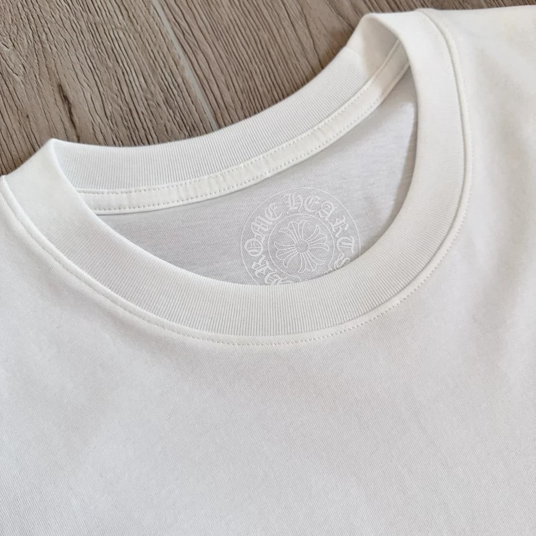 Круглый вырез горловины белого лонгслива Chrome Hearts