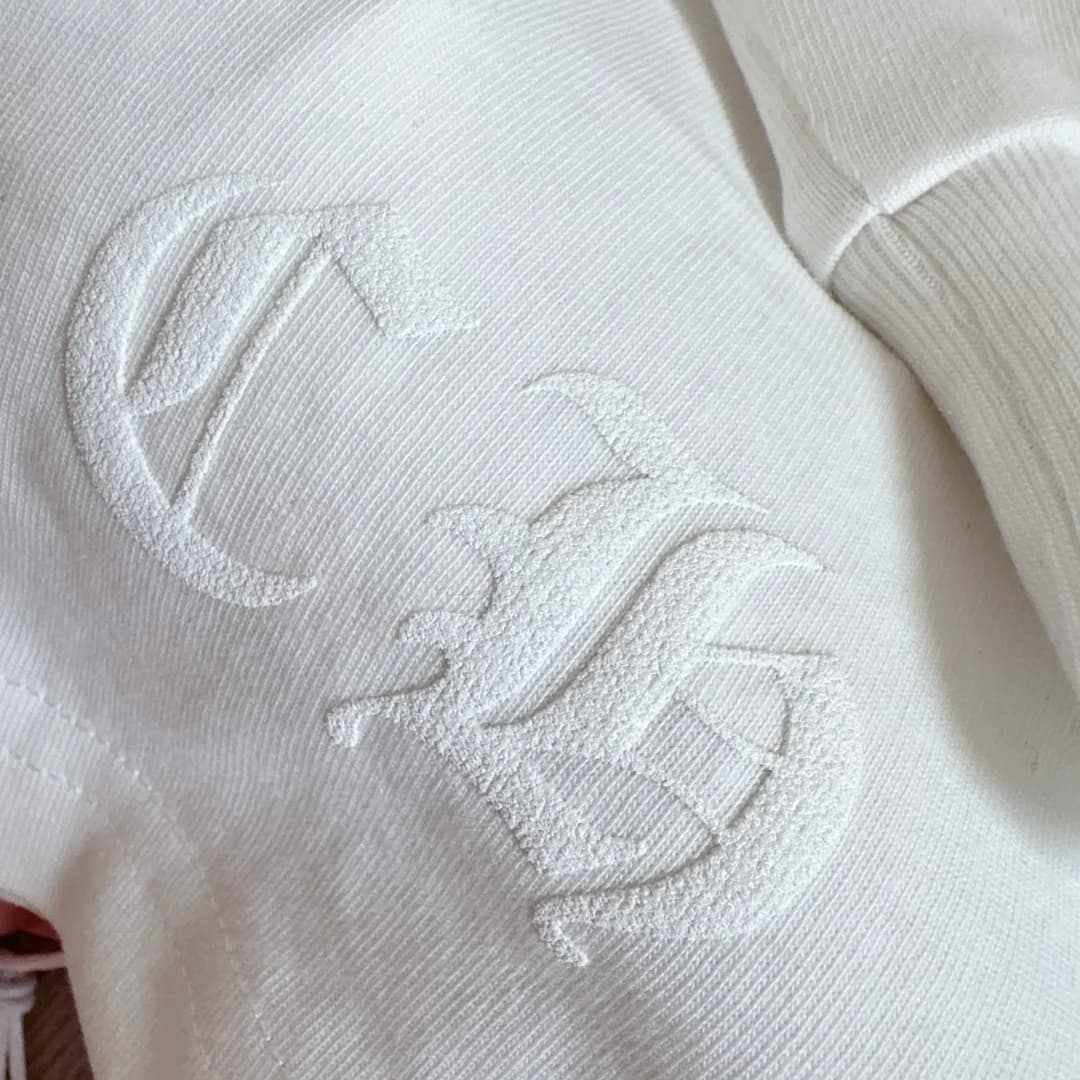 Вышивка логотипа Chrome Hearts крупным планом