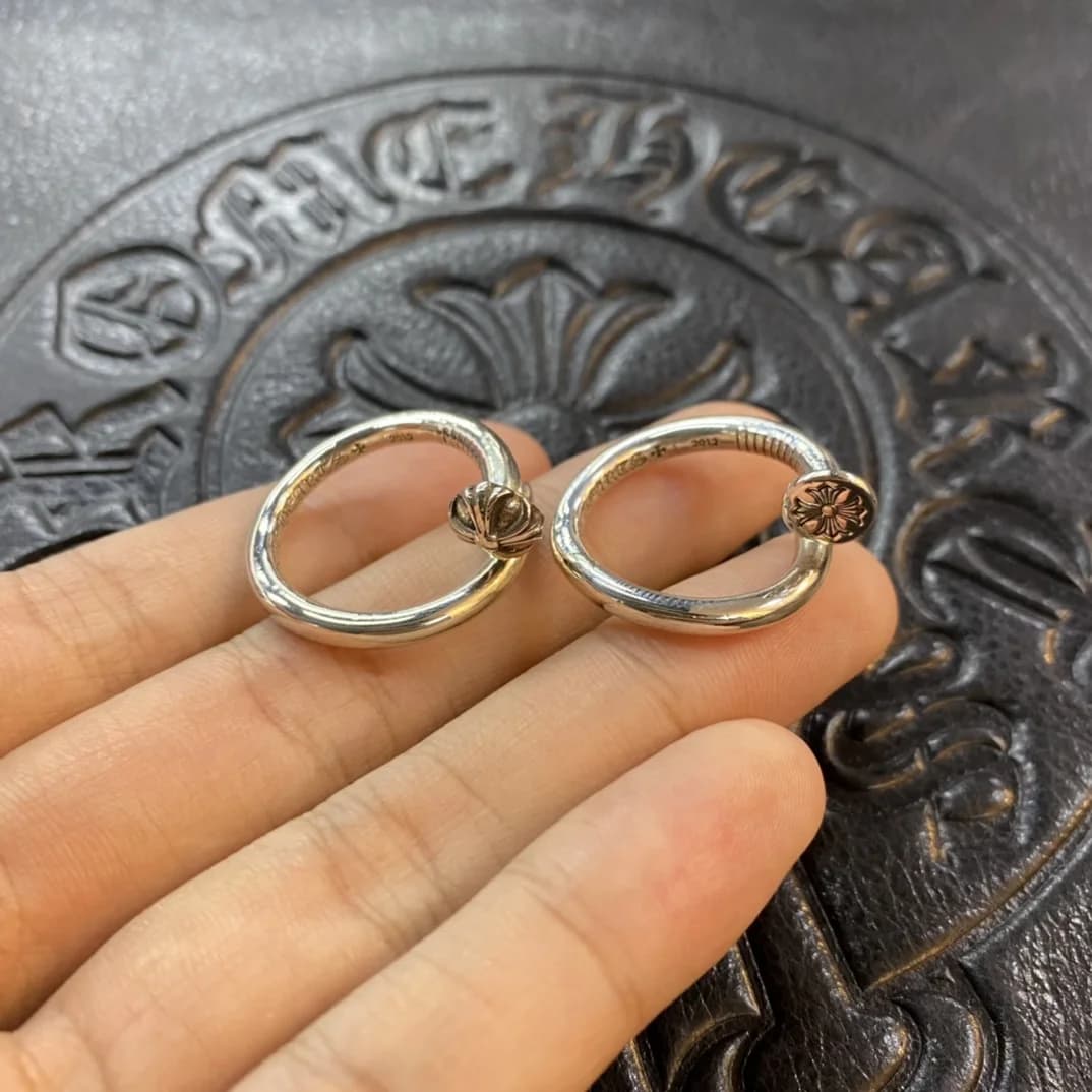 Серебряные кольца Chrome Hearts Nail двух видов в руке