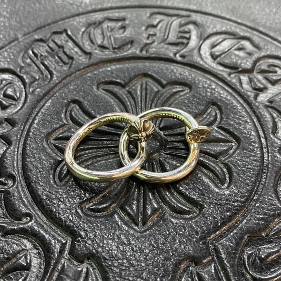 Два кольца Chrome Hearts Nail из серебра 925 пробы на тисненой подложке