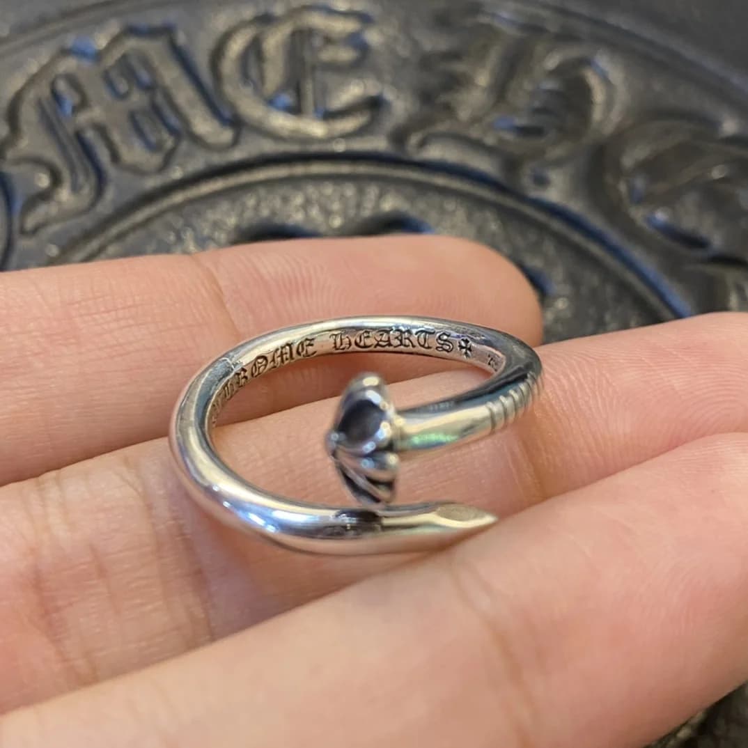 Внутренняя гравировка Chrome Hearts на серебряном кольце Nail крупным планом
