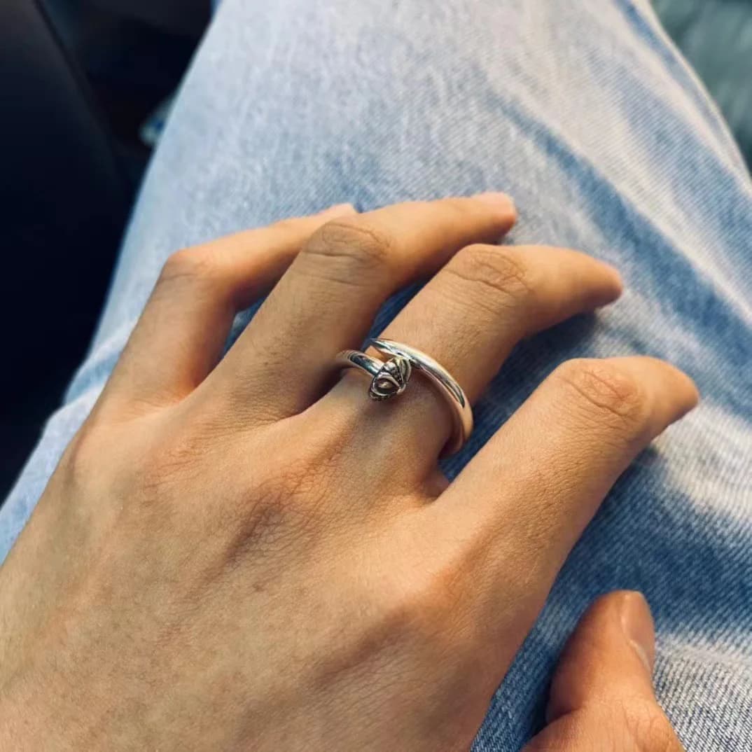 Кольцо Chrome Hearts Nail из серебра на руке