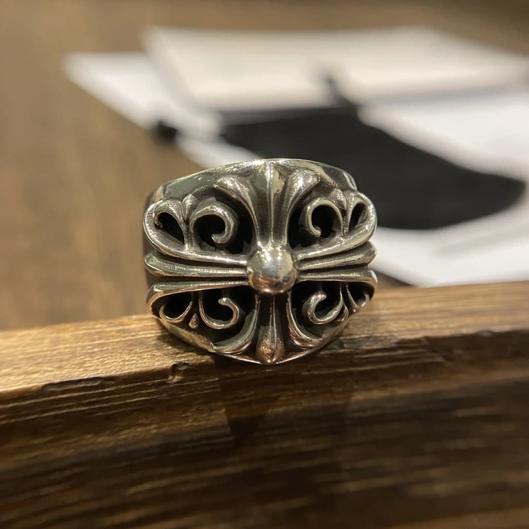 Серебряное кольцо Chrome Hearts Keeper с объемным орнаментом, вид спереди