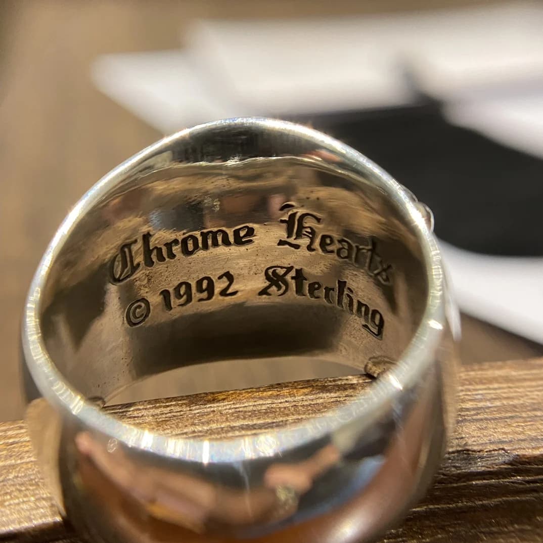 Гравировка Chrome Hearts 1992 Sterling на внутренней стороне кольца Keeper