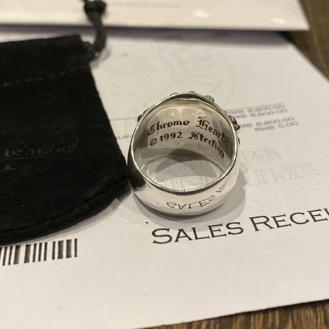 Вид сверху на кольцо Chrome Hearts Keeper и фирменный чехол