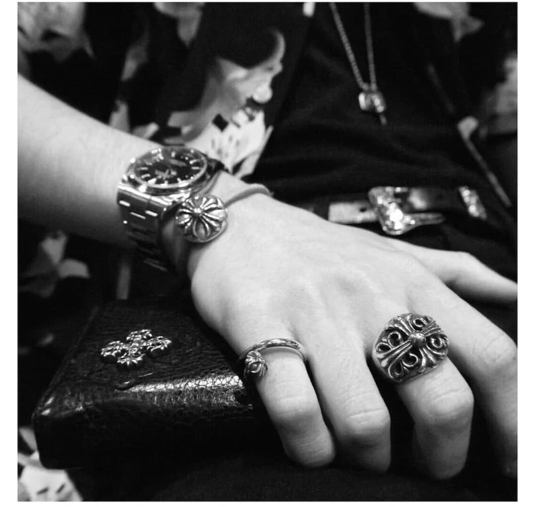 Серебряное кольцо Chrome Hearts Keeper на руке в стилизованном образе