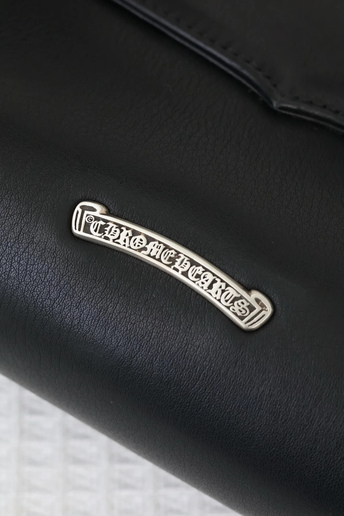 Серебряная плакетка с выгравированным логотипом Chrome Hearts