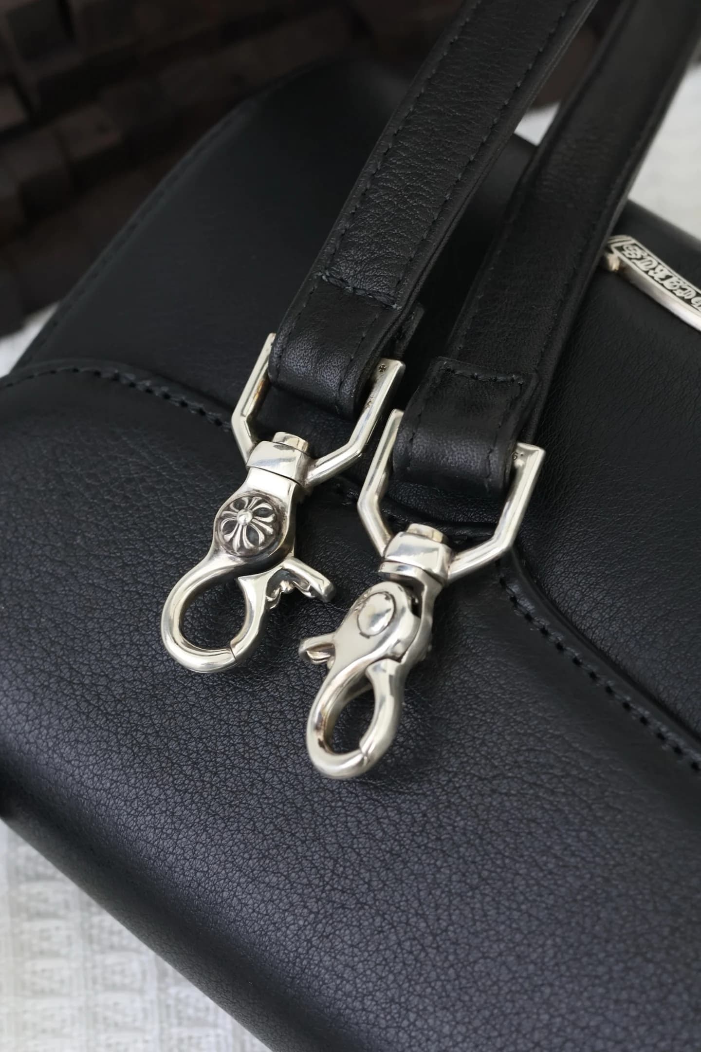 Серебряные карабины съемного плечевого ремня сумки Chrome Hearts