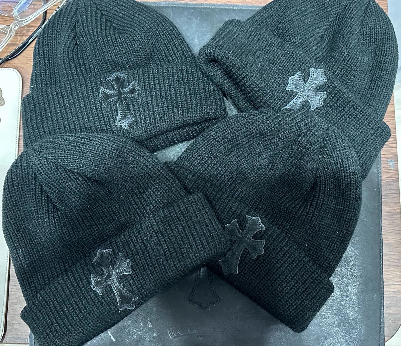 Несколько черных вязаных шапок Chrome Hearts с нашивками