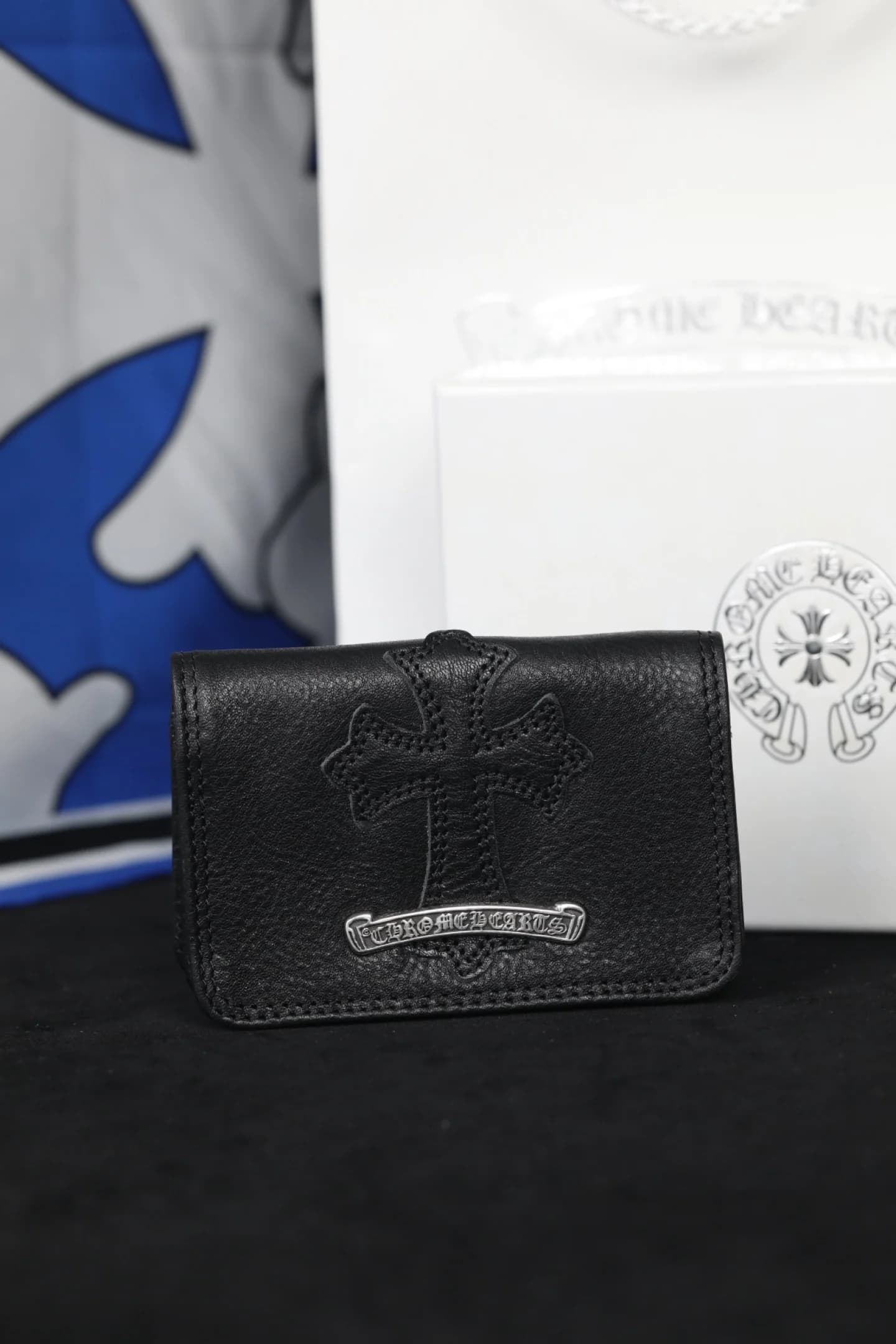 Черный кожаный картхолдер Chrome Hearts с нашивкой креста и серебряным скроллом, вид спереди