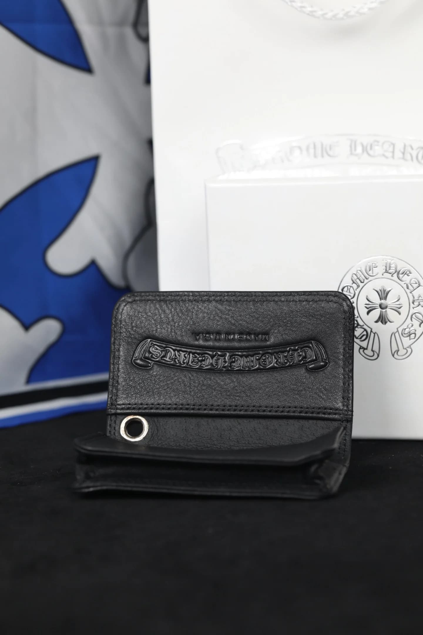 Задняя сторона картхолдера Chrome Hearts с тиснением и люверсом