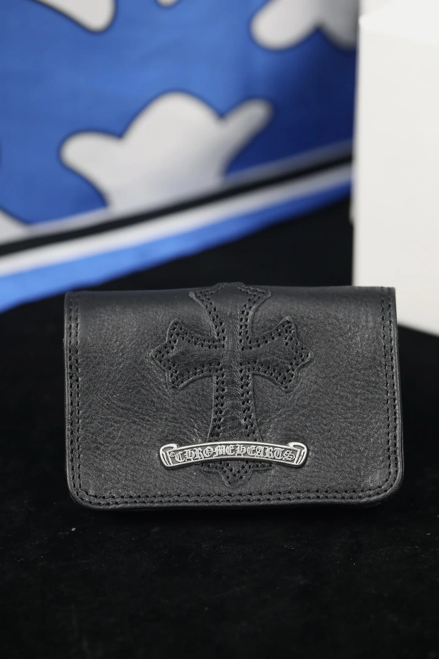 Фронтальный вид картхолдера Chrome Hearts с крестом и серебряной деталью
