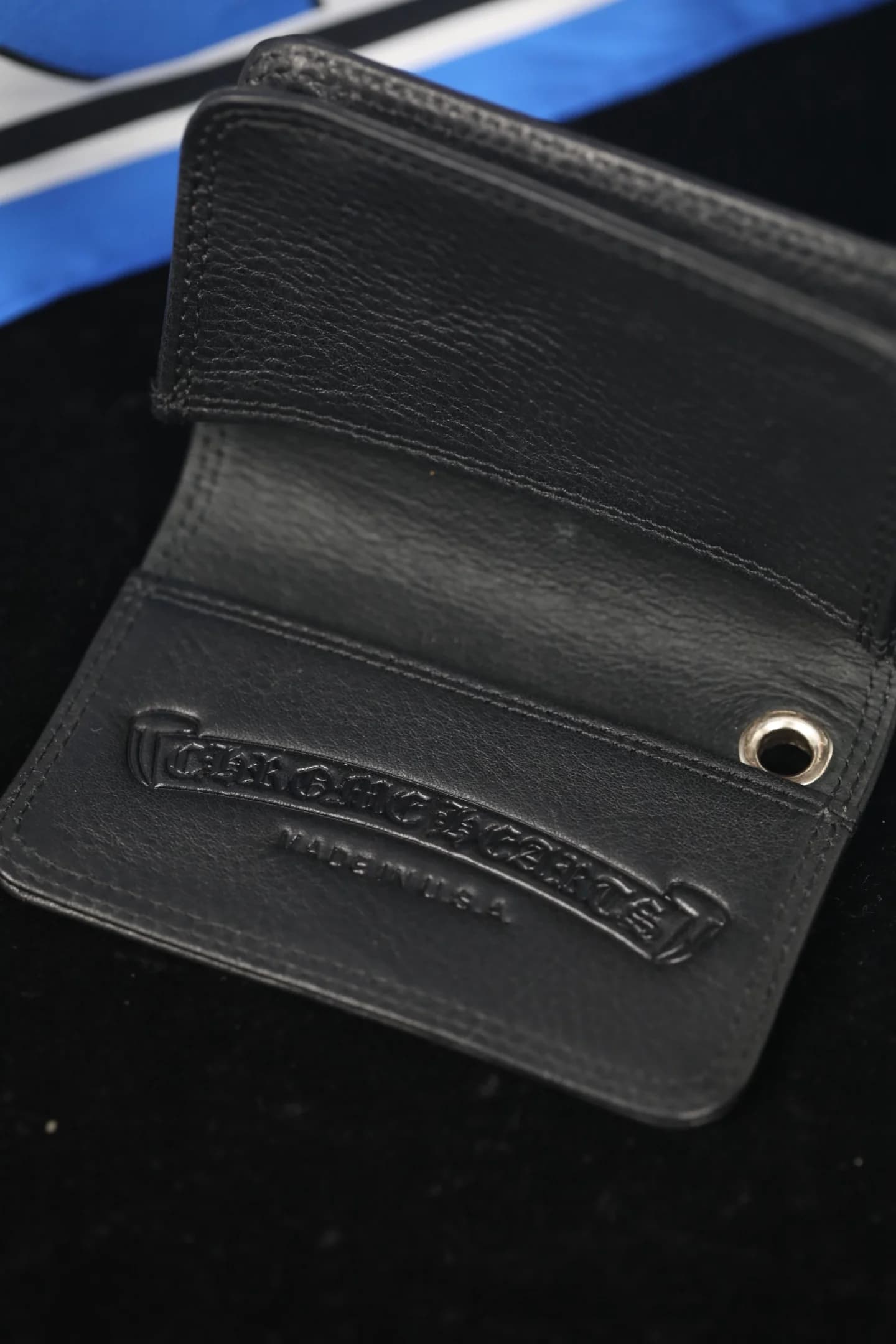 Внутренняя часть открытого картхолдера Chrome Hearts с тиснением логотипа