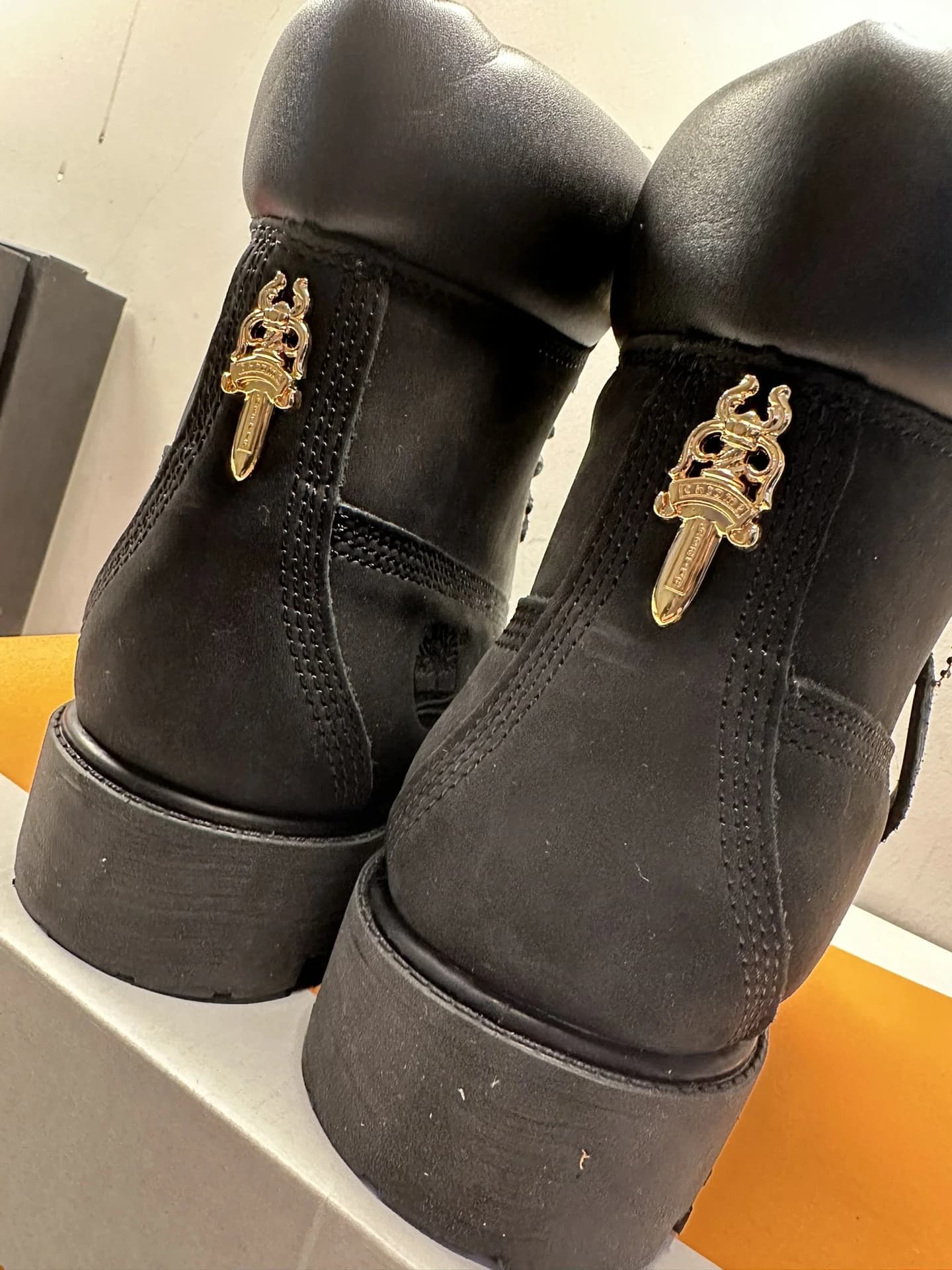 Ботинки Chrome Hearts x Timberland вид сзади с подвесками-кинжалами