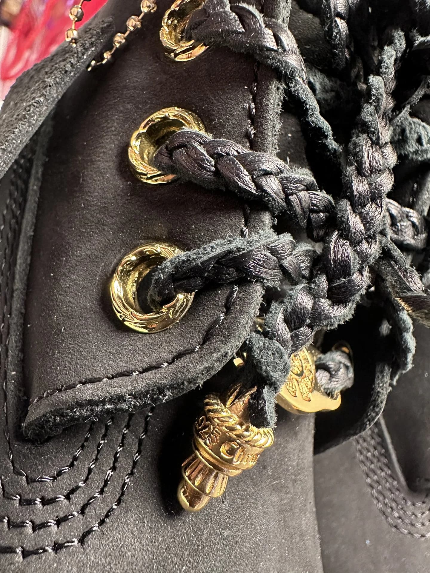 Ботинки Chrome Hearts x Timberland позолоченная фурнитура крупным планом
