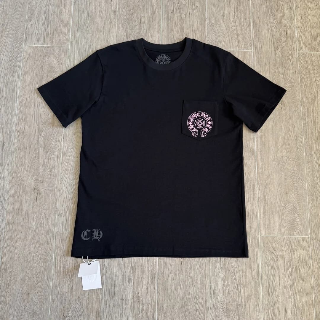 Черная футболка Chrome Hearts с розовым принтом на кармане, вид спереди
