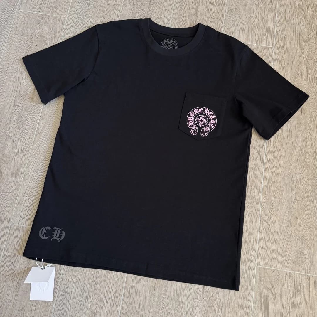 Черная хлопковая футболка Chrome Hearts, вид спереди под углом