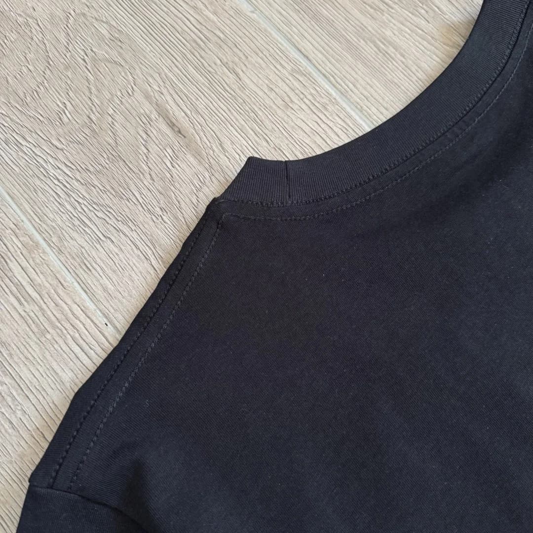 Плечевой шов черной футболки Chrome Hearts
