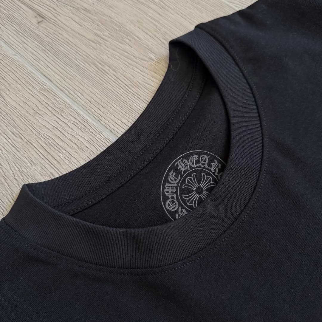 Круглый вырез горловины черной футболки Chrome Hearts