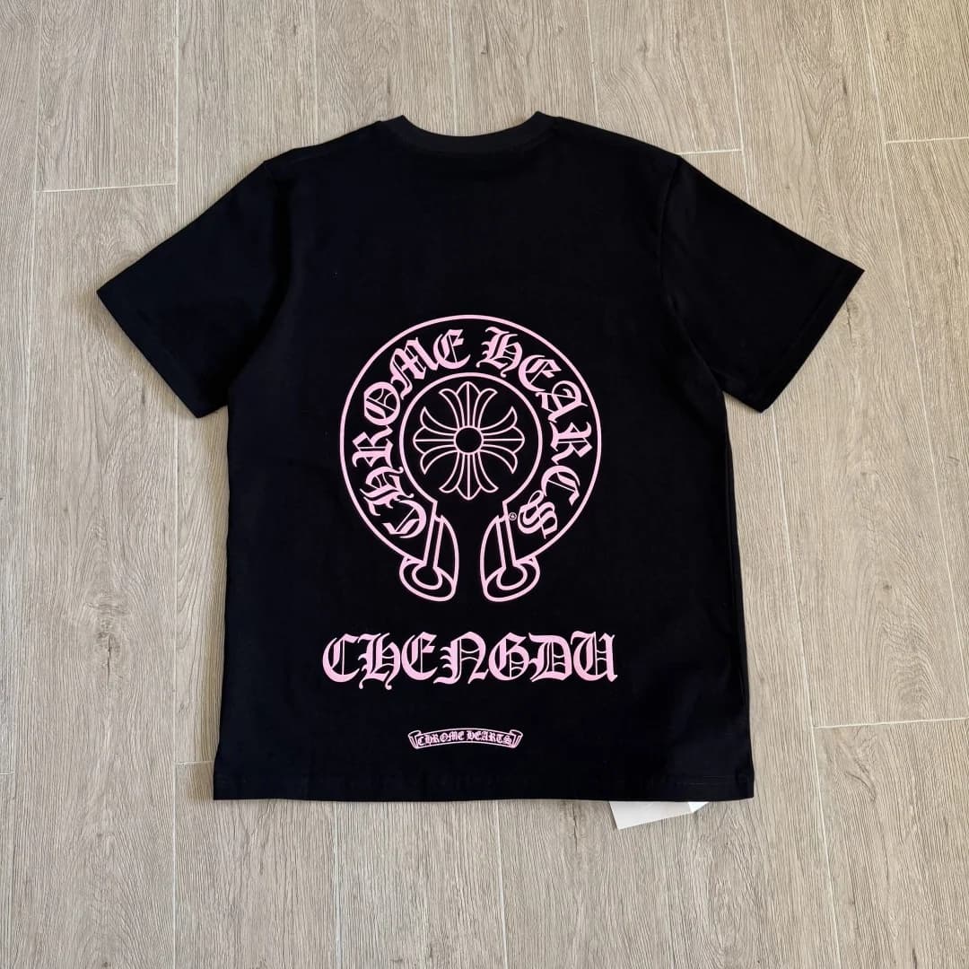 Черная футболка Chrome Hearts с розовым принтом Chengdu на спине, вид сзади