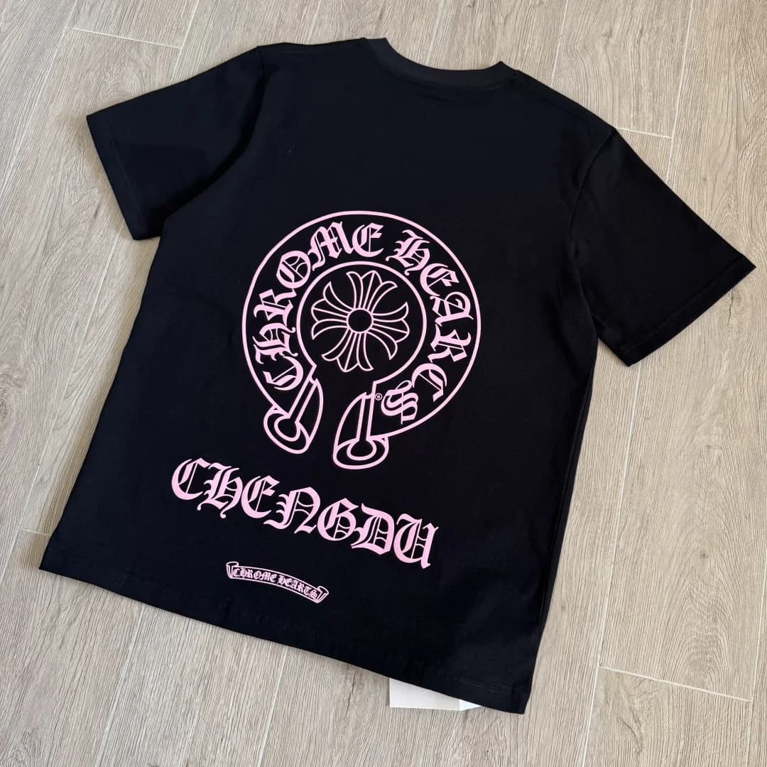 Черная футболка Chrome Hearts с принтом на спине, вид сзади под углом