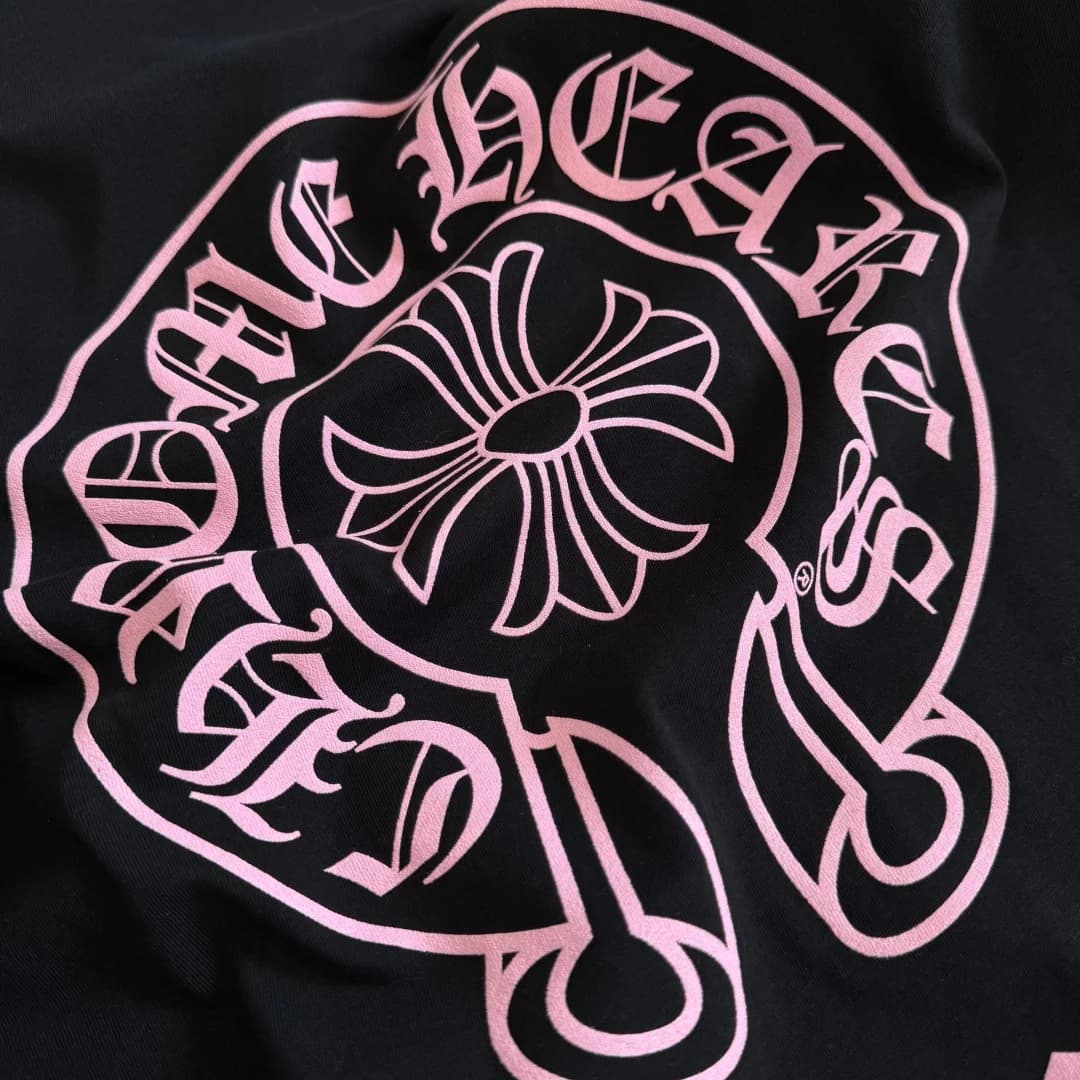 Деталь розового принта в виде подковы Chrome Hearts