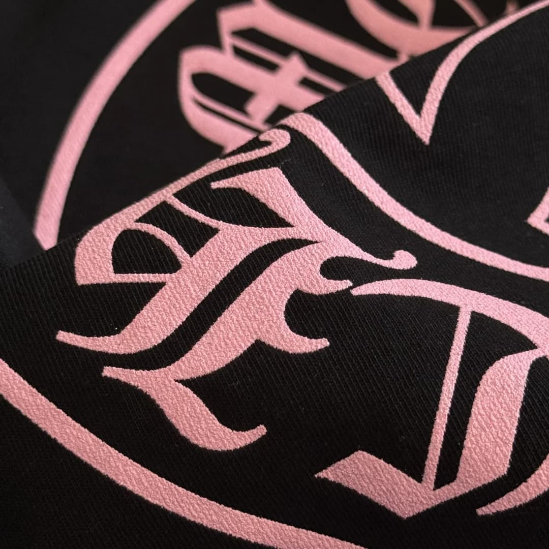 Текстура трикотажа и объемного принта Chrome Hearts