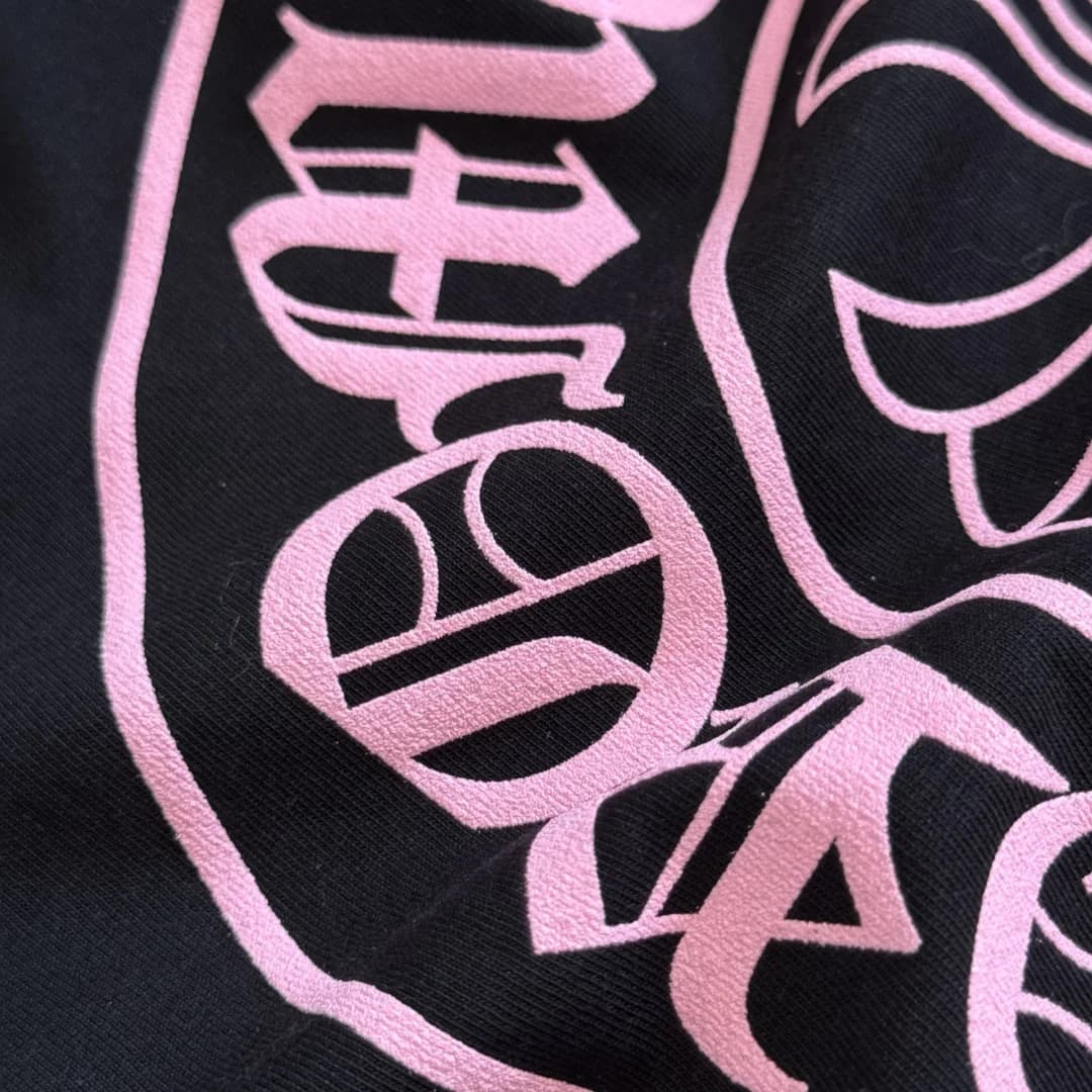 Крупный план розового логотипа Chrome Hearts
