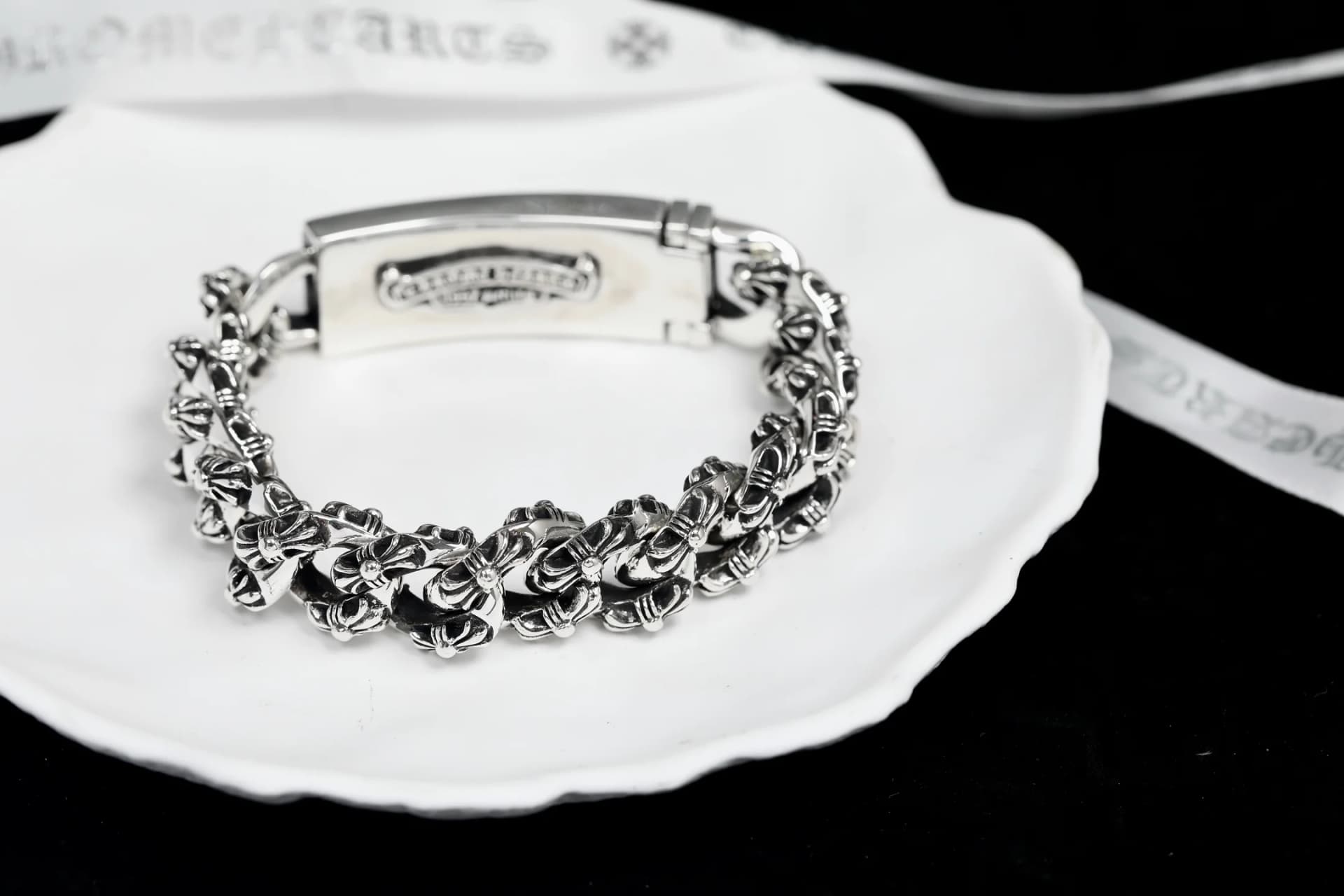 Обратная сторона серебряного браслета Chrome Hearts с гравировкой